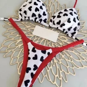 Maillot de bain string 2 pièces à coeurs noirs et rouges