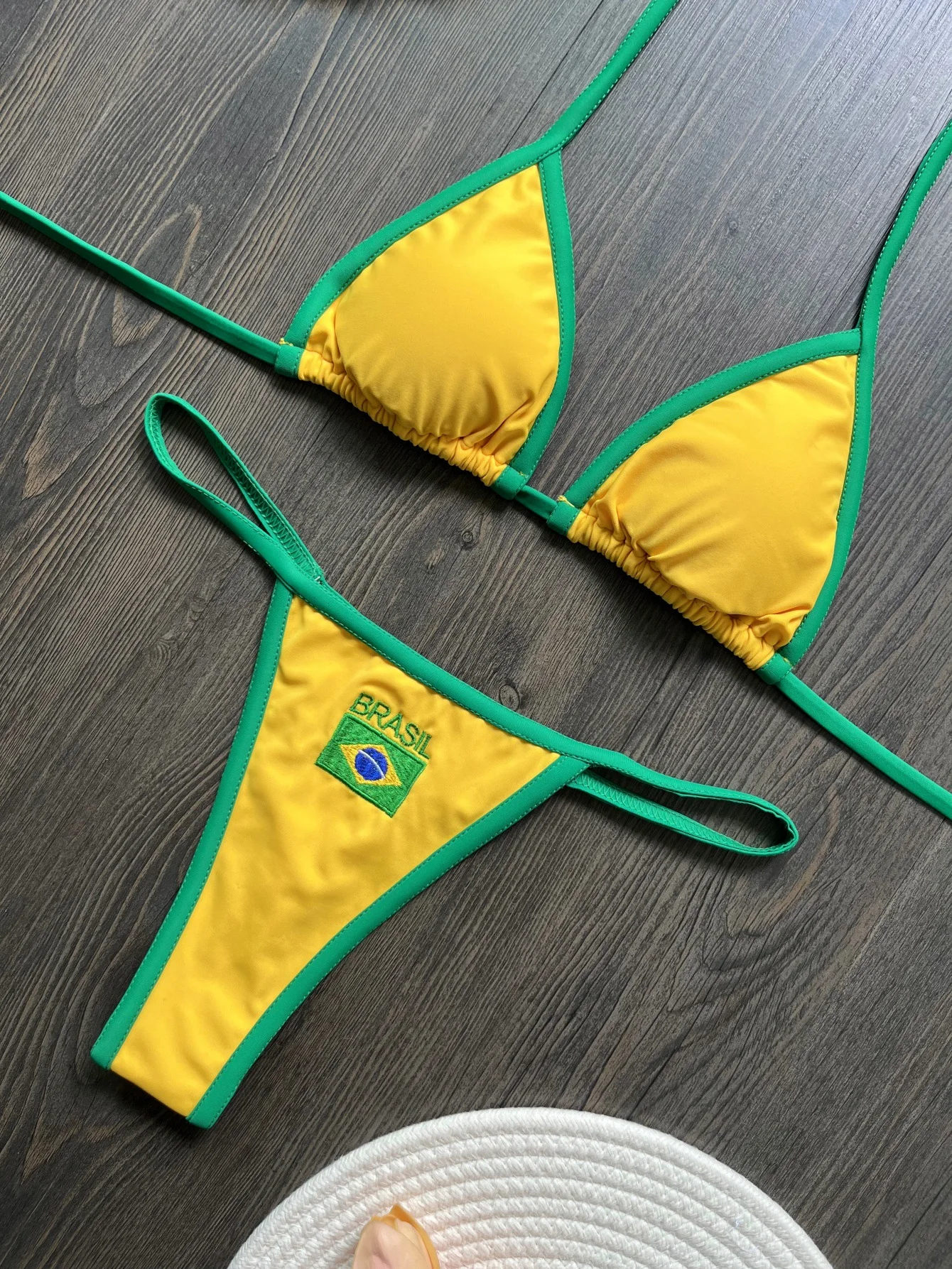 Maillot de bain string brésilien 2 pièces jaune et vert